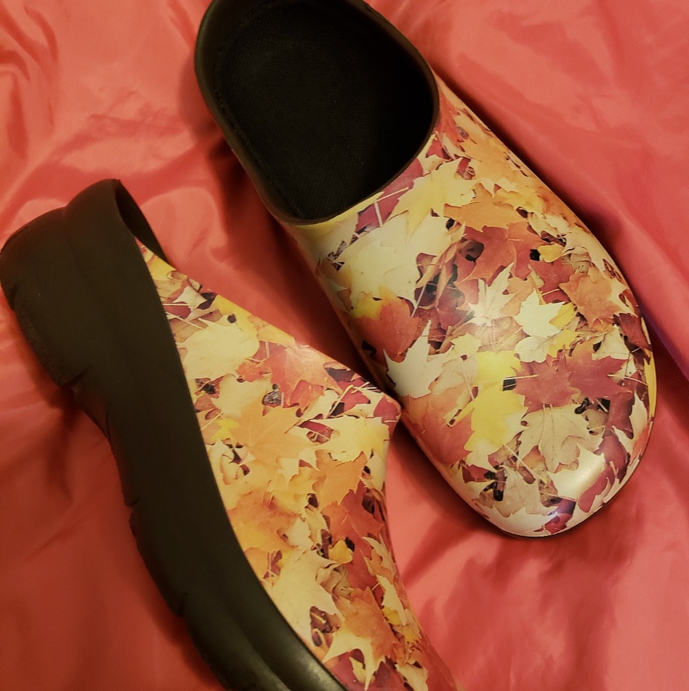 Jolly by Alsa Clogs with Leave pattern